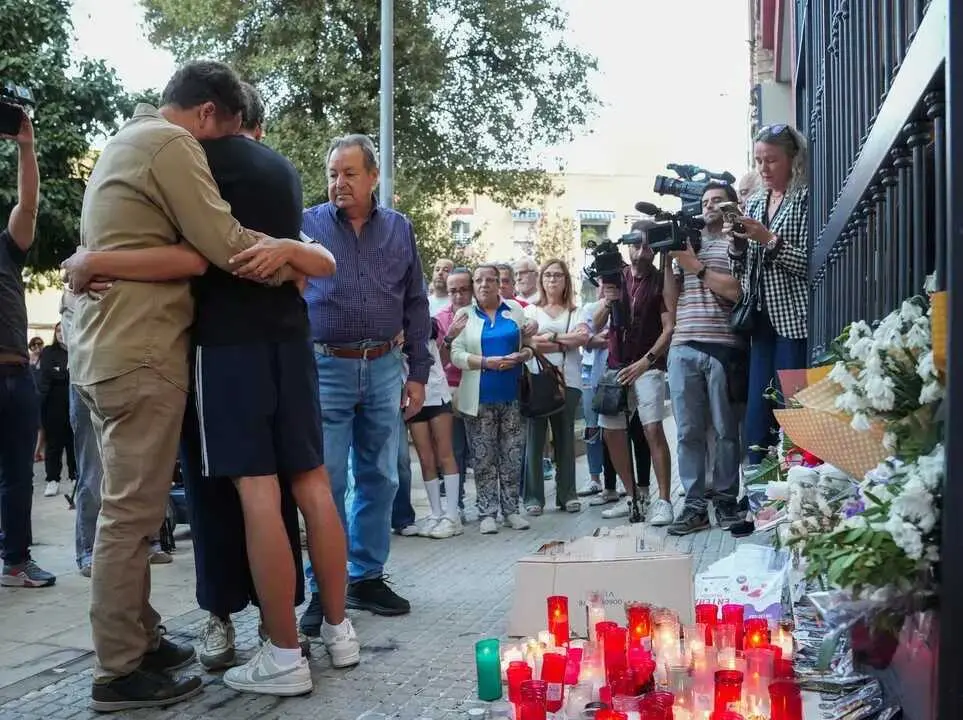  Familiares de Sandra Pe&ntilde;a, ante su domicilio. | EP. 