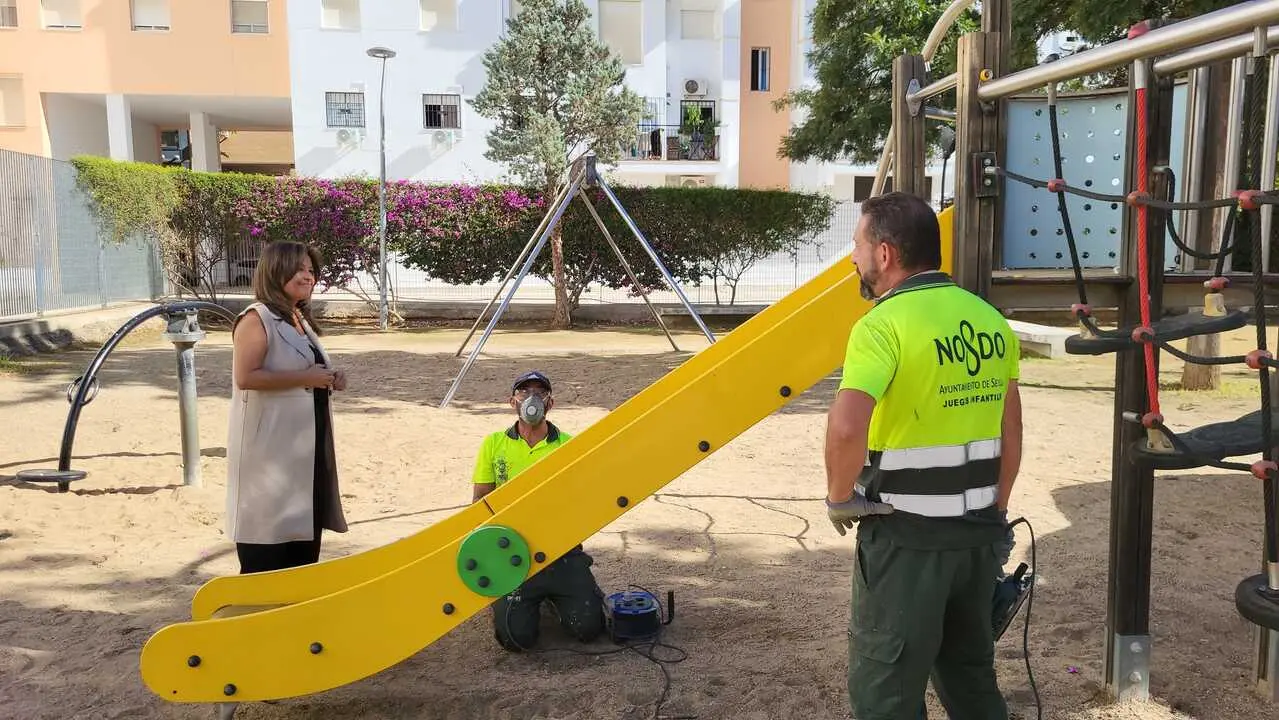  La delegada de Arbolado, Parques y Jardines de Sevilla, Evelia Rinc&oacute;n, asiste a la reparaci&oacute;n de desperfectos de un parque infantil de loa localidad hispalense | AYTO SEVILLA 
