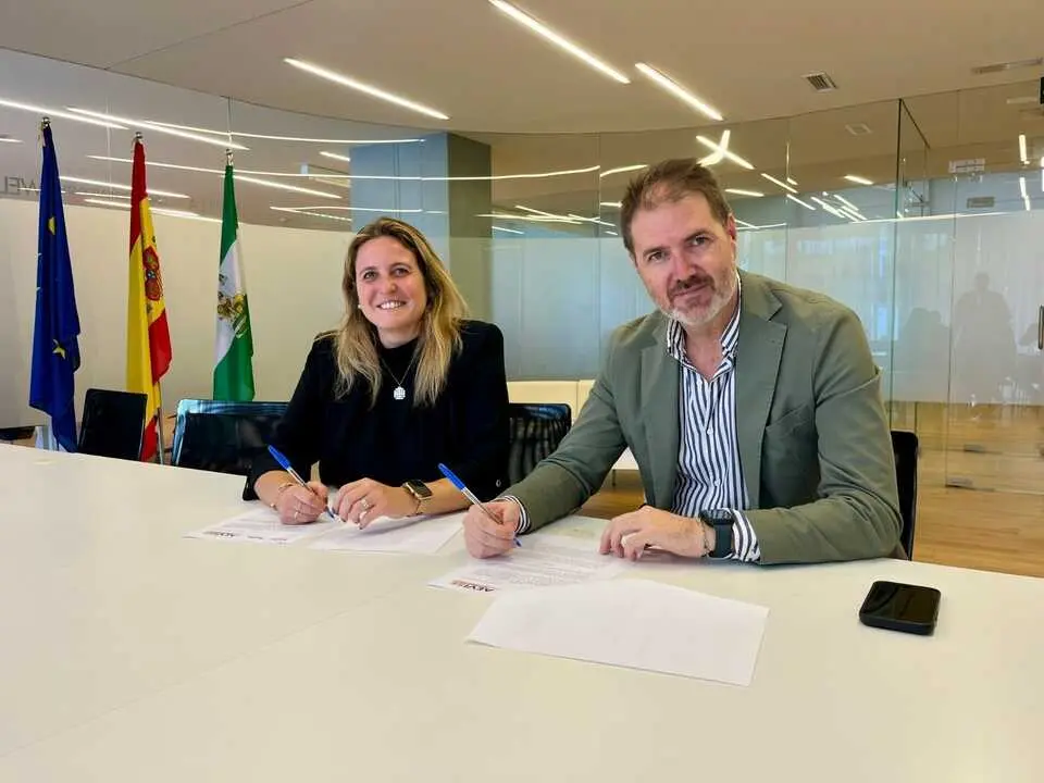  La edil de Turismo, Angie Moreno, y el presidente de Aevise, Carlos Mart&iacute;n, tras la firma del convenio |&nbsp;AYTO DE SEVILLA 
