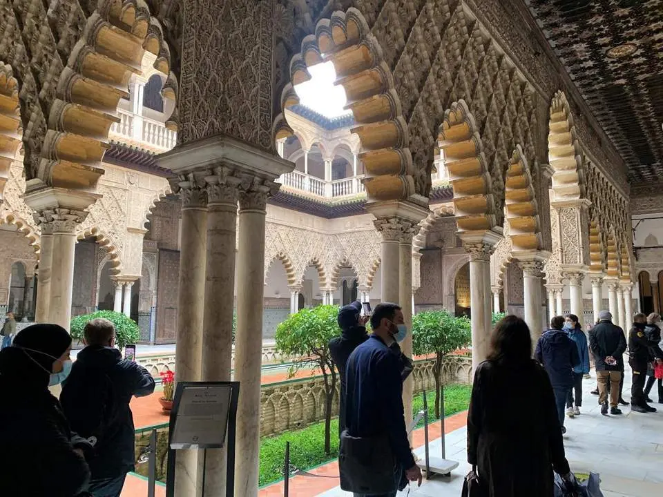  Turistas en el Alc&aacute;zar de Sevilla. - Archivo 