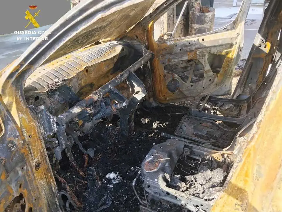  Interior de la furgoneta incendiada. | GUARDIA CIVIL 