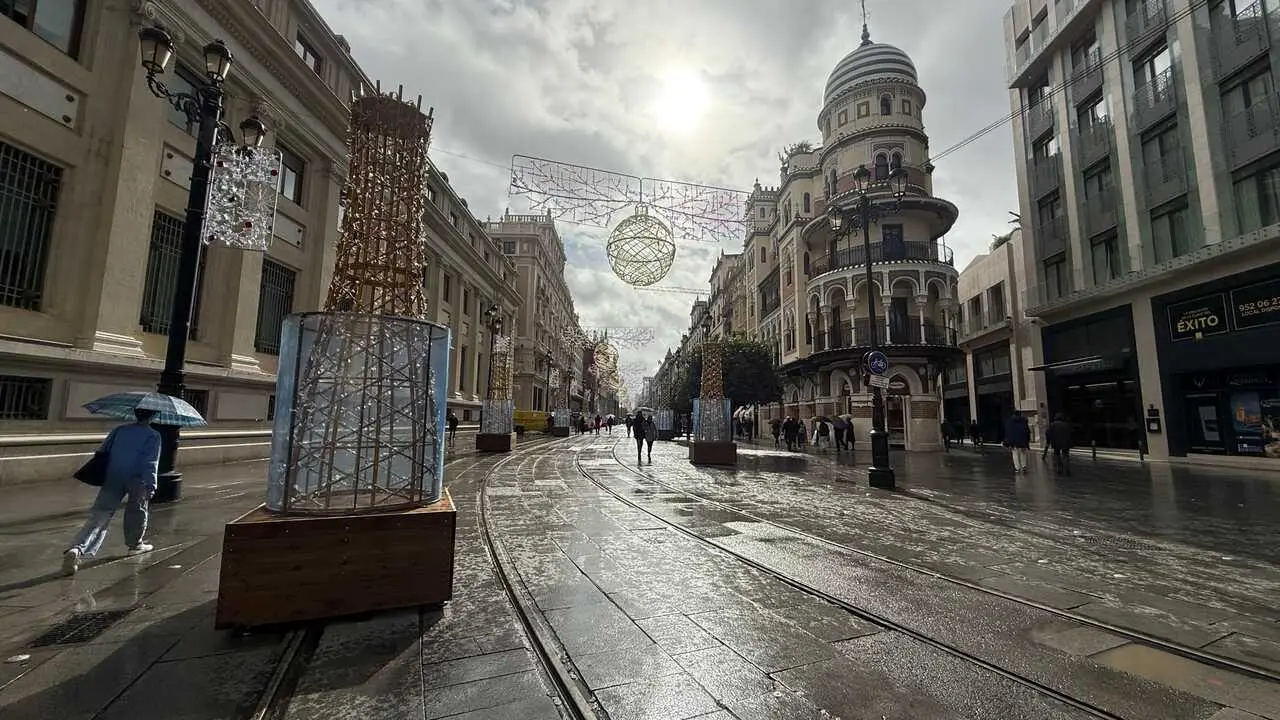  Avenida de la Constituci&oacute;n, con el montaje del alumbrado navide&ntilde;o. | AURORA GUZM&Aacute;N 