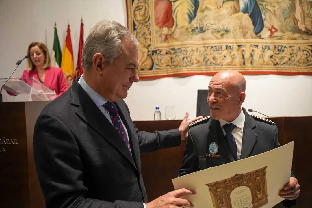  El alcalde de Sevilla, Jos&eacute; Luis Sanz, en el homenaje a 160 empleados p&uacute;blicos jubilados | AYUNTAMIENTO DE SEVILLA 