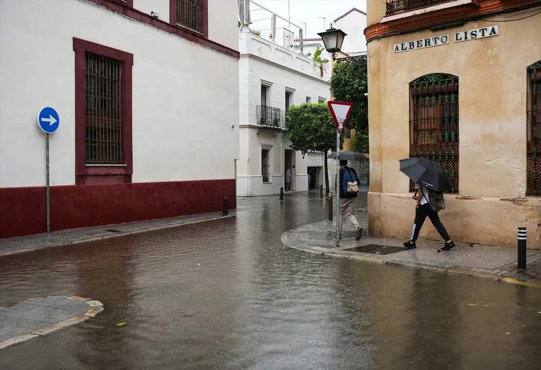  Calles anegadas de agua tras las lluvias torrenciales el 29 de octubre en Sevilla | E.P. 