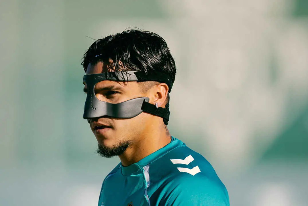  Cucho Hern&aacute;ndez portando una m&aacute;scara protectora en el entrenamiento del Real Betis. | RBB. 
