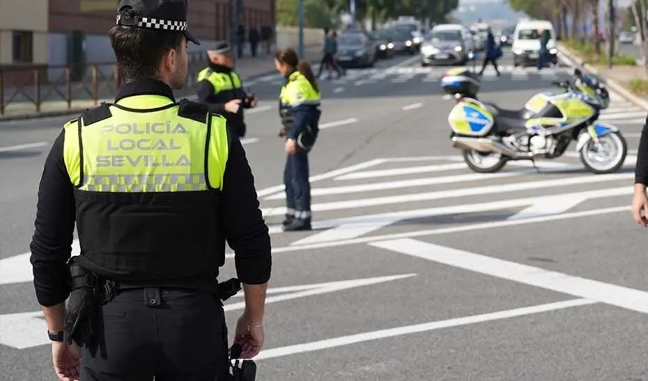  Polic&iacute;as locales durante el corte de tr&aacute;fico. | Archivo 