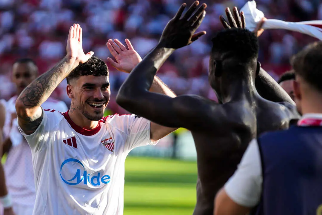  Isaac Romero celebrando una victoria del Sevilla FC con Akor Adams. | Corchero/EP. 