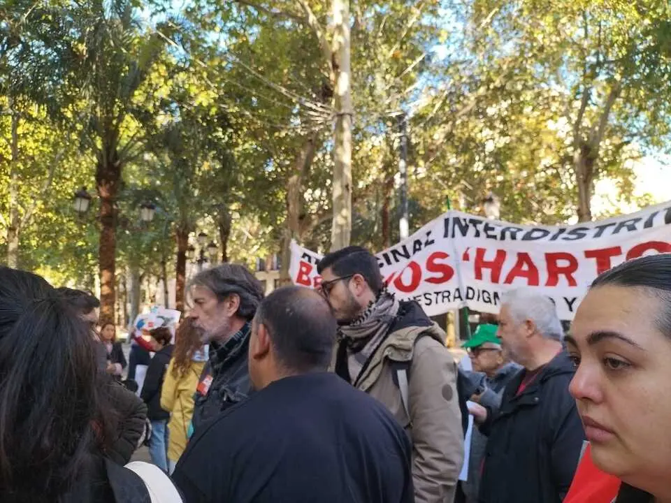 Movilizaci&oacute;n de Barrios Hartos frente al Ayuntamiento de Sevilla por el desahucio de 11 familias en Palmete |&nbsp;BARRIOS HARTOS 