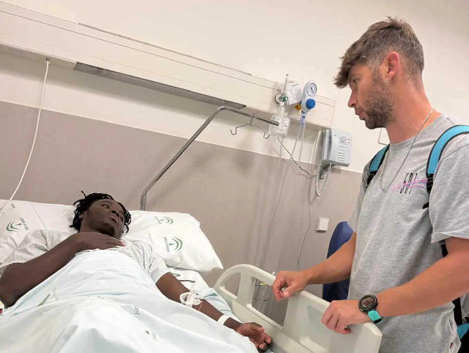  Philip en el hospital, acompa&ntilde;ado por Pedro Prados. | Carmen Prados. 