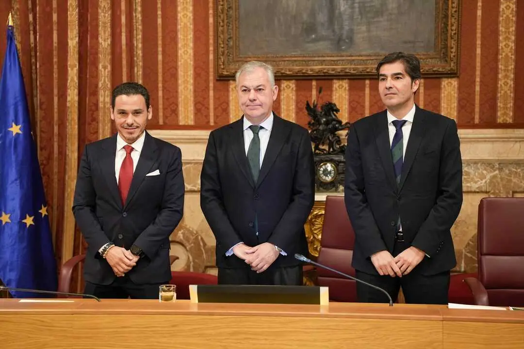  El alcalde de Sevilla, Jos&eacute; Luis Sanz, junto con los presidentes del Sevilla FC y el Real Betis Balompi&eacute;.| EP. 