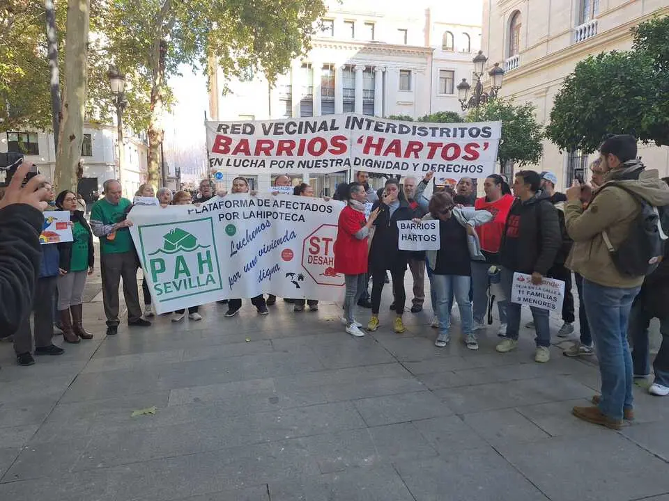  Concentraci&oacute;n de Barrios Hartos y familias de Palmete afectadas por el desahucio a las puertas del Consistorio | BARRIOS HARTOS 