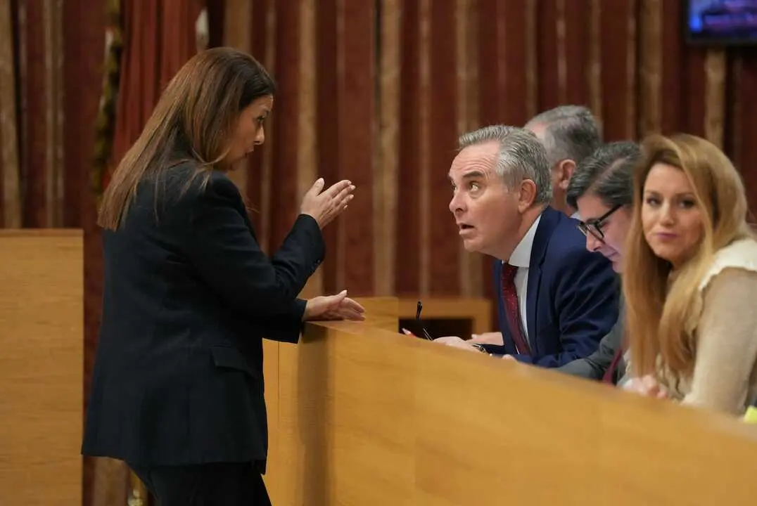  Sonia Gaya conversa con el delegado de Hacienda, Juan Bueno. | ARCHIVO 