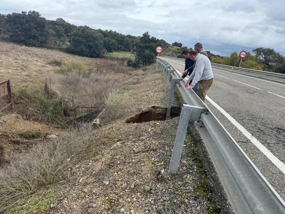  Socav&oacute;n en la A-476 en El Castillo de las Guardas (Sevilla) | JUNTA DE ANDALUC&Iacute;A 