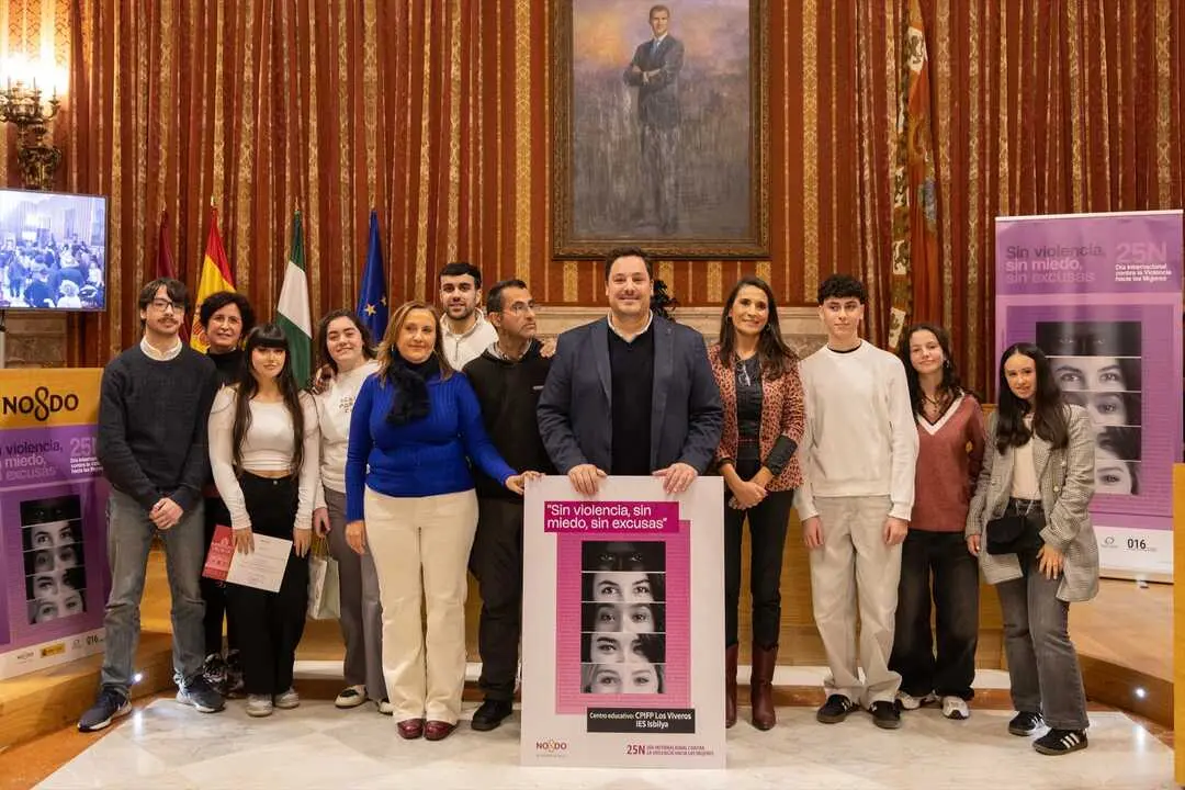  El delegado de Igualdad del Ayuntamiento de Sevilla, Jos&eacute; Luis Garc&iacute;a, reconoce a los ganadores del concurso de carteles y esl&oacute;ganes del 25N |&nbsp;AYUNTAMIENTO DE SEVILLA 