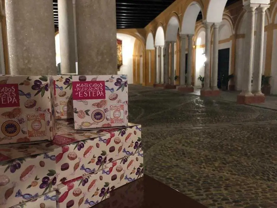  Reparto de mantecados y polvorones de Estepa en el Real Alc&aacute;zar de Sevilla | CONSEJO REGULADOR MANTECADOS Y POLVORONES ESTEPA 