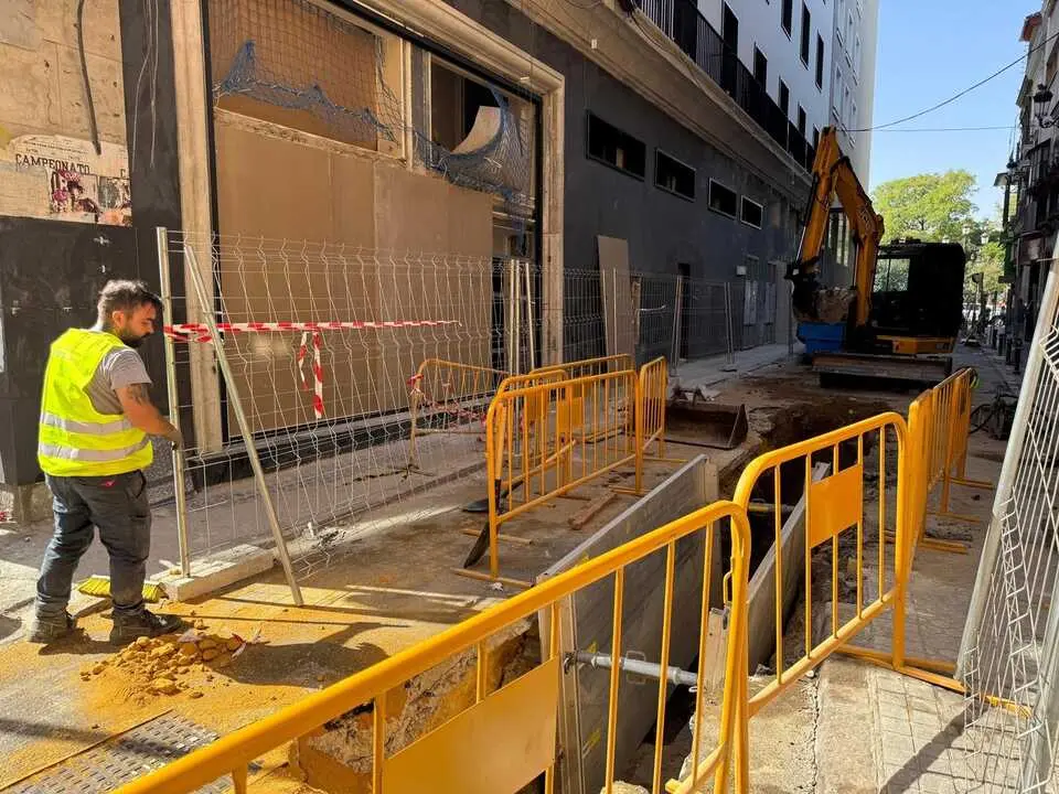  Obras de instalaci&oacute;n de redes en la calle Aponte, aleda&ntilde;a a la Plaza del Duque | AYUNTAMIENTO DE SEVILLA 
