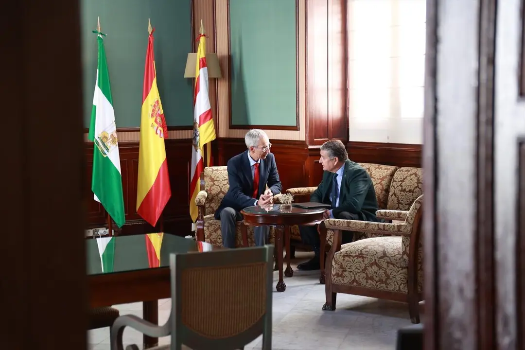  Reuni&oacute;n de Antonio Sanz (d) y el alcalde de Utrera, Francisco Jim&eacute;nez, en el Consistorio, para abordar diversos asuntos sanitarios |&nbsp;CONSEJER&Iacute;A DE SANIDAD 