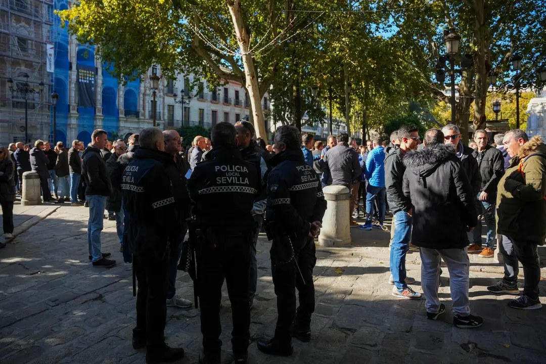  Concentraci&oacute;n sindical ante las puertas del Ayuntamiento durante el Pleno. | M. J. L&oacute;pez/EP 