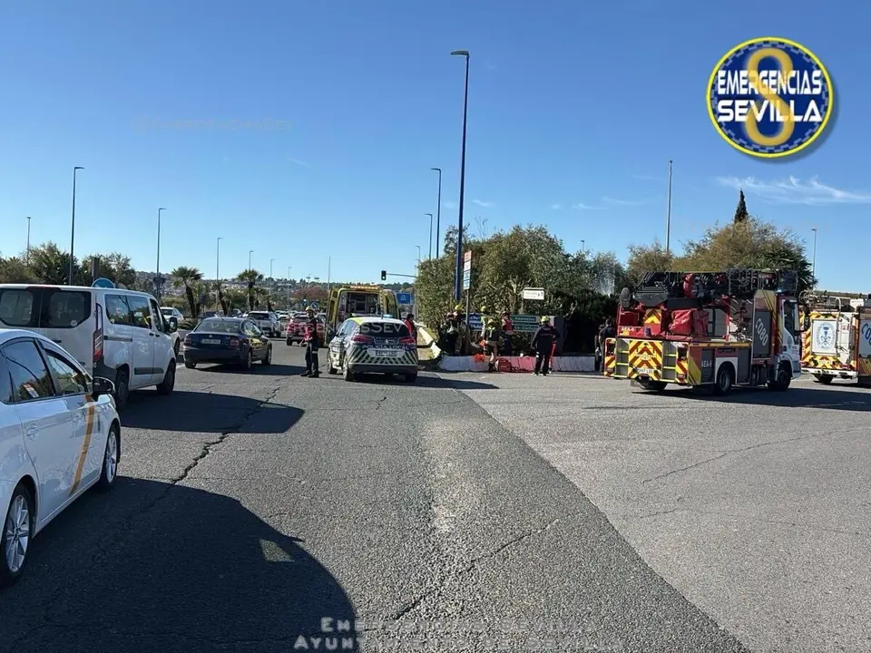  Imagen de desv&iacute;os en la Avenida Expo 92 tras un accidente de tr&aacute;fico en la zona | AYUNTAMIENTO DE SEVILLA 