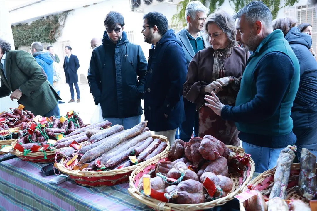  La consejera de Sostenibilidad y Medio Ambiente de la Junta de Andaluc&iacute;a, Catalina Garc&iacute;a, visita la III Muestra de Productos Agroalimentarios y Artesanales Dehesas de Sierra Morena | E.P. 