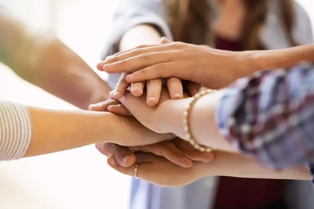 Varias mujeres unen sus manos