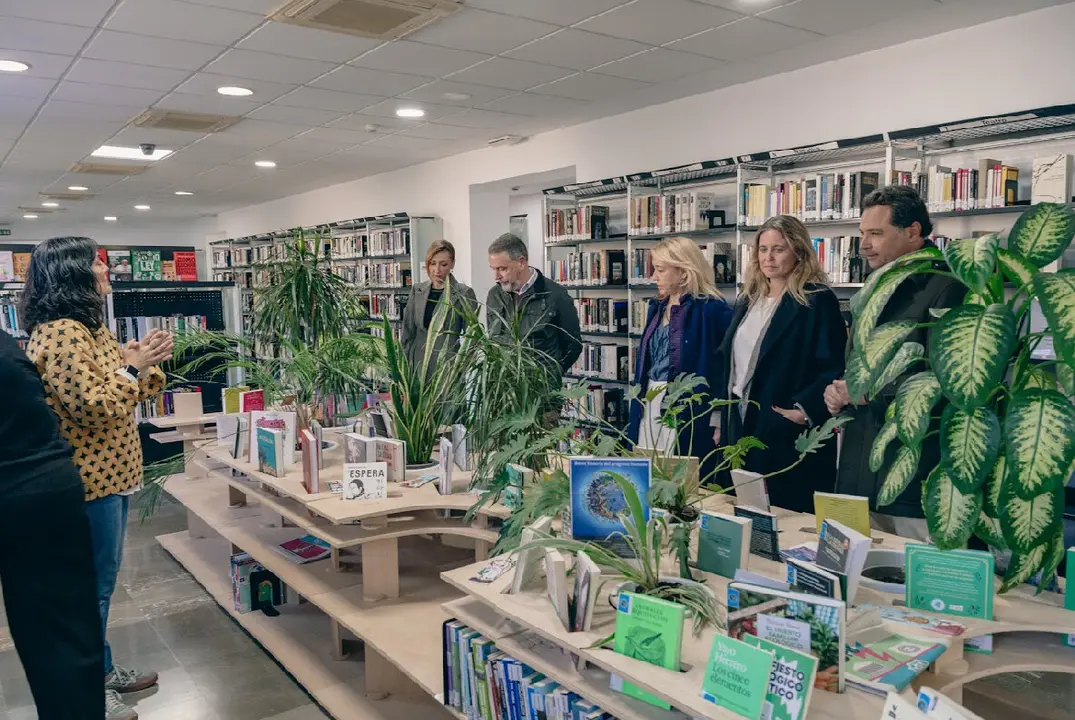  En la visita a la Biblioteca. | AYUNTAMIENTO 