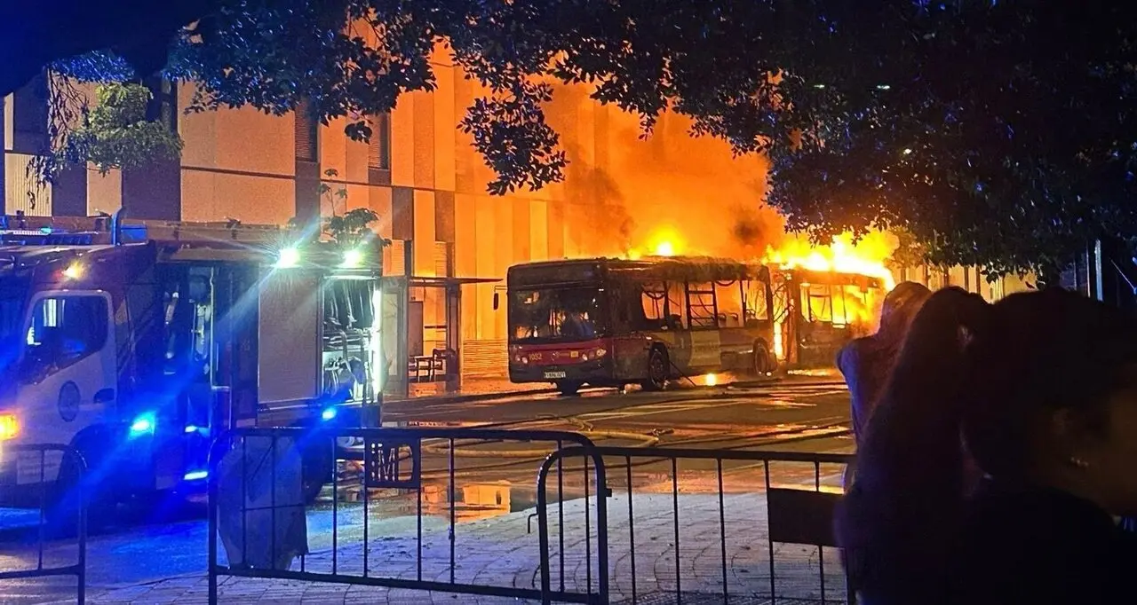  Un autob&uacute;s arde en la Cartuja. | EMERGENCIAS 112 