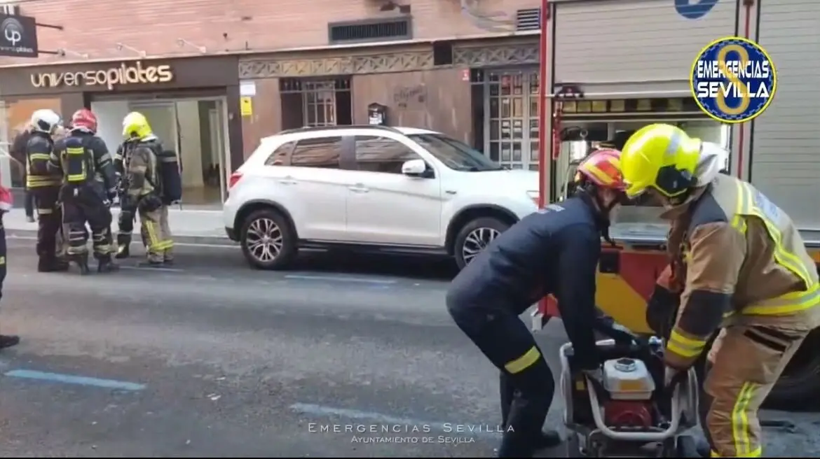  Bomberos durante la actuaci&oacute;n en un incendio en un local de la calle Santo Domingo de la Calzada de Sevilla. |EMERGENCIAS SEVILLA 