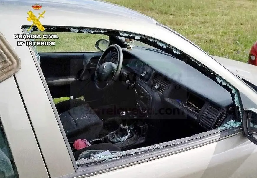  Imagen de un coche tras sufrir un robo en Lora del R&iacute;o. | GUARDIA CIVIL 