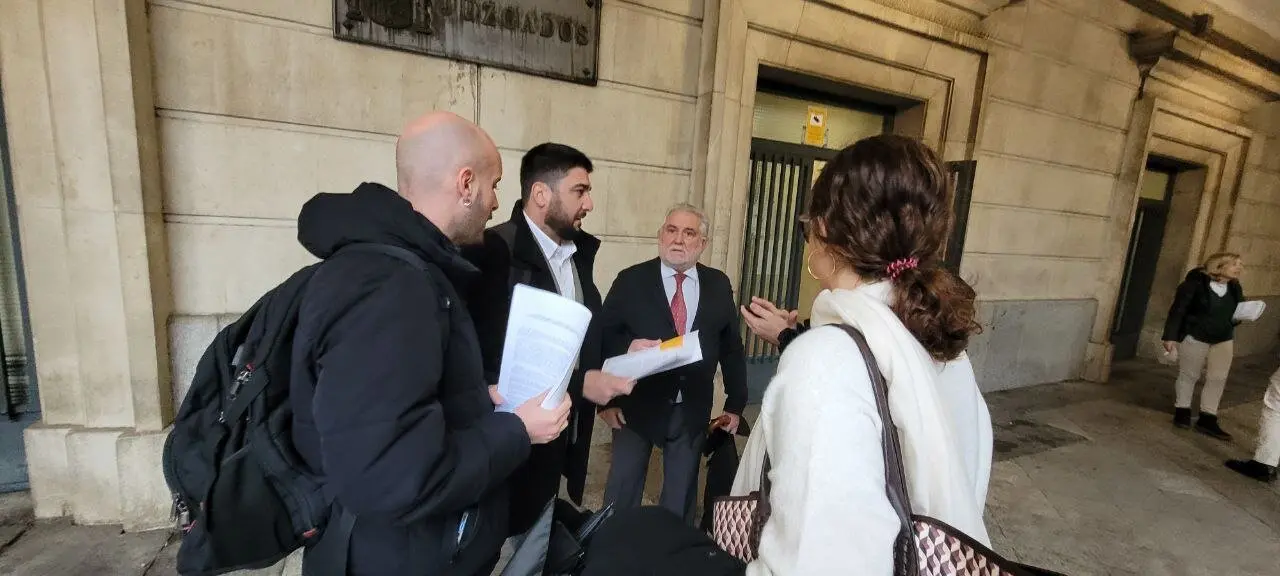  S&aacute;nchez y el letrado ante los juzgados de Sevilla tras presentar la denuncia. | IU 