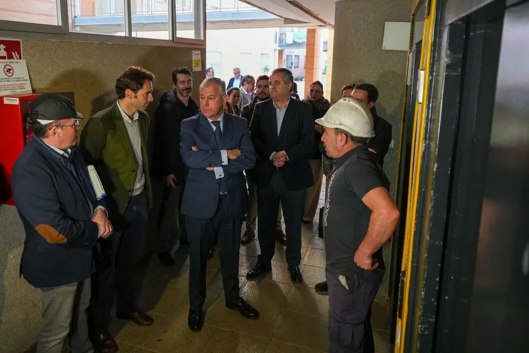  Sanz supervisa la instalaci&oacute;n de un ascensor por Emvisesa. | Archivo 