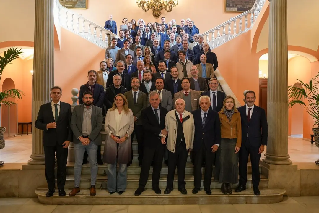  Foto de familia en el Ayuntamiento del apoyo institucional a la iniciativa. | AYto 