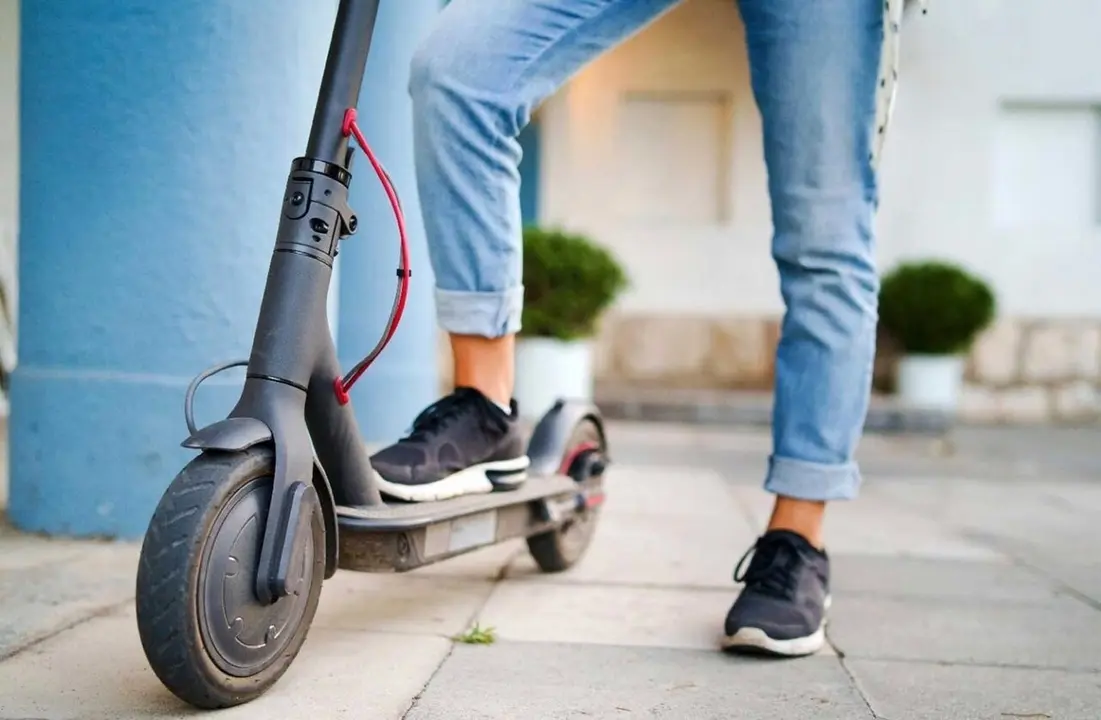  Patinete el&eacute;ctrico en imagen de archivo. | EP 