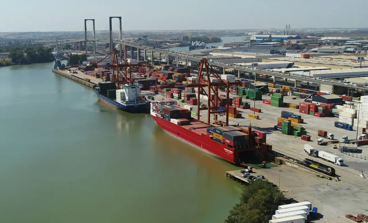 Buques de CMA CGM y Boluda Lines en al Terminal Mar&iacute;tima del Guadalquivir | PUERTO DE SEVILLA
