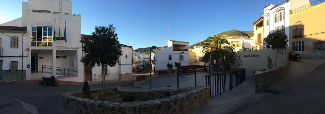  Vista de Alg&aacute;mitas, con la fachada de su Consistorio a la izquierda | AYTO DE ALG&Aacute;MITAS 