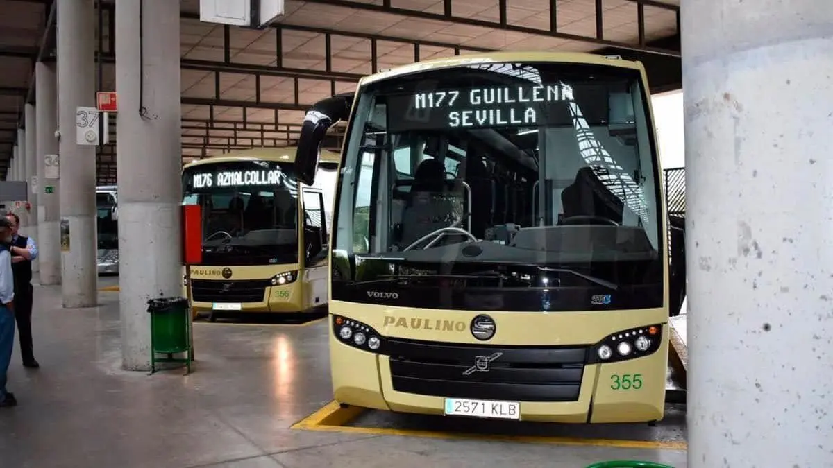  Autob&uacute;s estacionado en un and&eacute;n que cubre la ruta entre Sevilla y Guillena. | EP. 