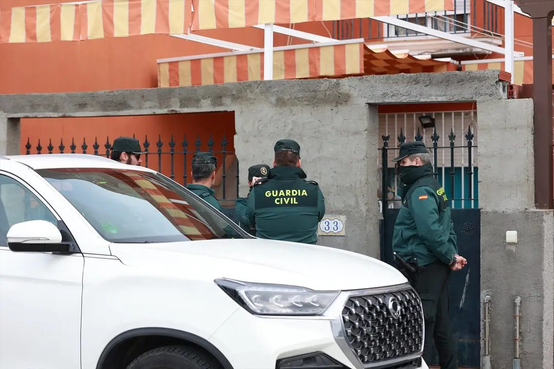  Miembros de la Guard&iacute;a Civil en el domicilio de la calle Buganvilla de La Algaba (Sevilla) | E.P. 