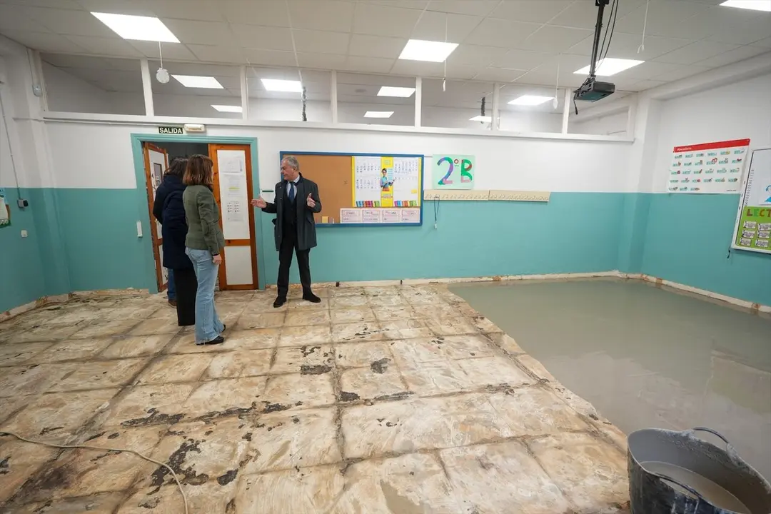  El alcalde de Sevilla, Jos&eacute; Luis Sanz, visita las obras de renovaci&oacute;n del suelo del CEIP Manuel Canela |&nbsp;AYUNTAMIENTO DE SEVILLA 