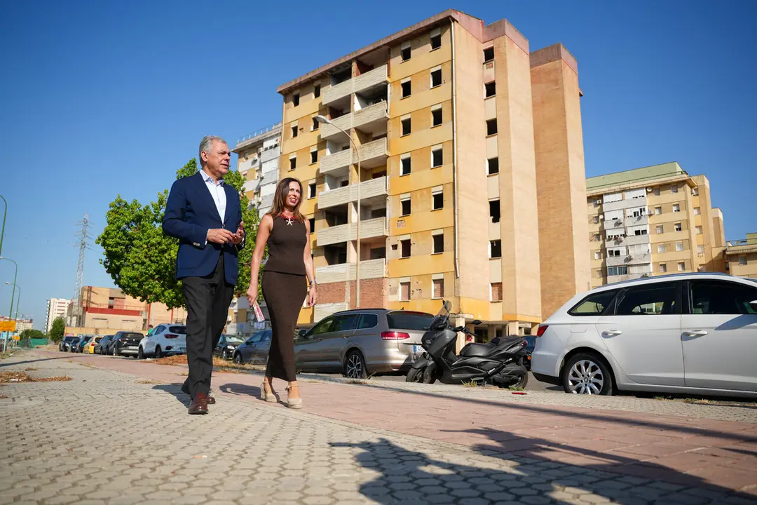  El alcalde y la consejera en una visita al Pol&iacute;gono Sur. | JUNTA DE ANDALUC&Iacute;A 