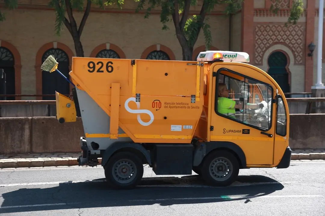  Un veh&iacute;culo de la empresa municipal de limpieza Lipasam circula por el centro de Sevilla. | EP. 