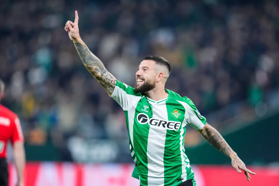  Aitor Ruibal celebra su gol ante el Getafe CF en La Cartuja. | Corchero/EP. 