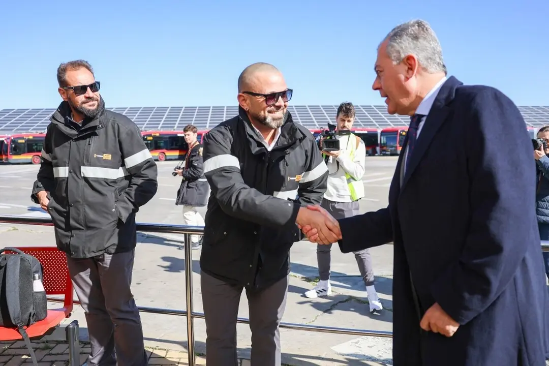  El alcalde de Sevilla, Jos&eacute; Luis Sanz, con conductores de Tussam | AYTO DE SEVILLA 