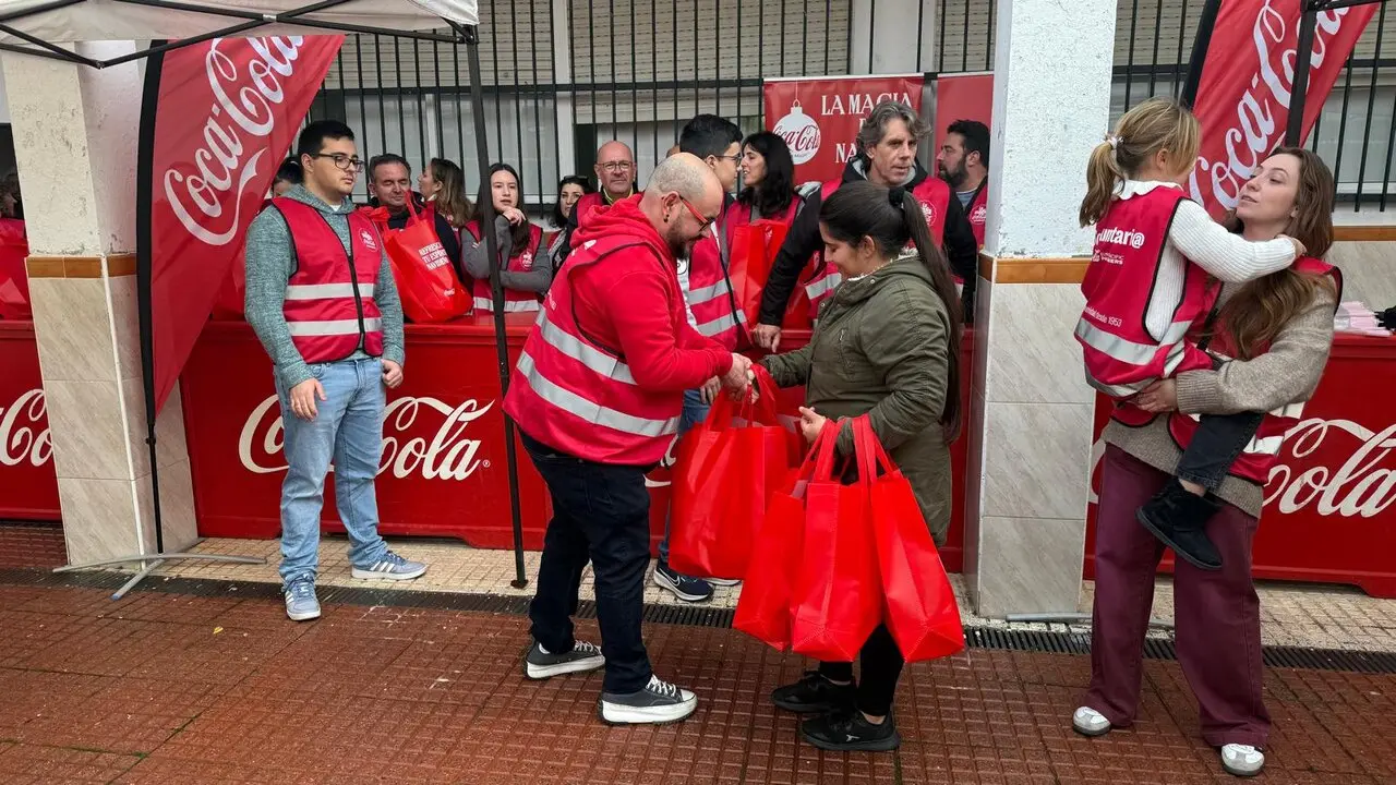  Una mujer recogiendo lotes de alimentos, en Torreblanca. | VIVA SEVILLA 