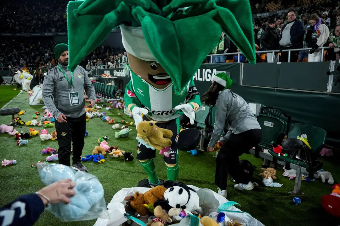 Palmer&iacute;n recoge los peluches lanzados en el Estadio de la Cartuja. | Corchero/EP. 