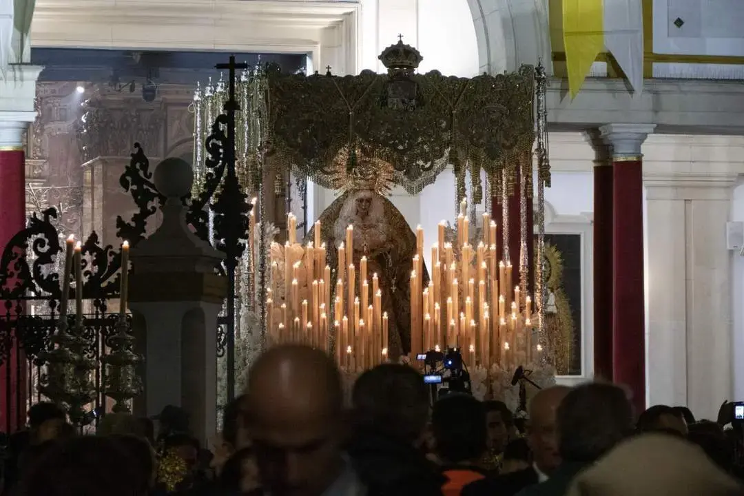 La Macarena saliendo de su bas&iacute;lica. - efe