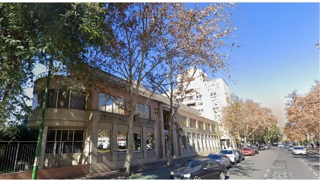  Las antiguas oficinas de Endesa en Nervi&oacute;n que ser&aacute;n convertidas en un hotel. | MJF 