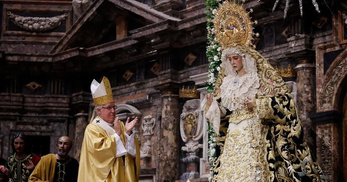  La Virgen del Roc&iacute;o ya coronada - HERMANDAD 