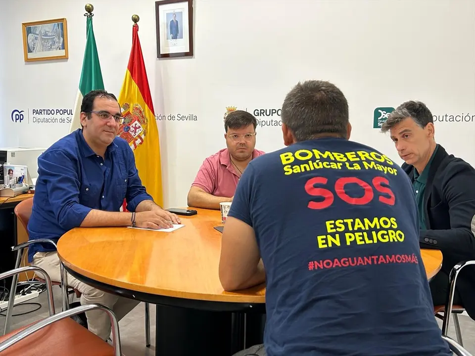  El portavoz del PP en la Diputaci&oacute;n de Sevilla, Mart&iacute;n Torres, en una reuni&oacute;n con bomberos del Consorcio Provincial | PP DIPUTACI&Oacute;N DE SEVILLA 