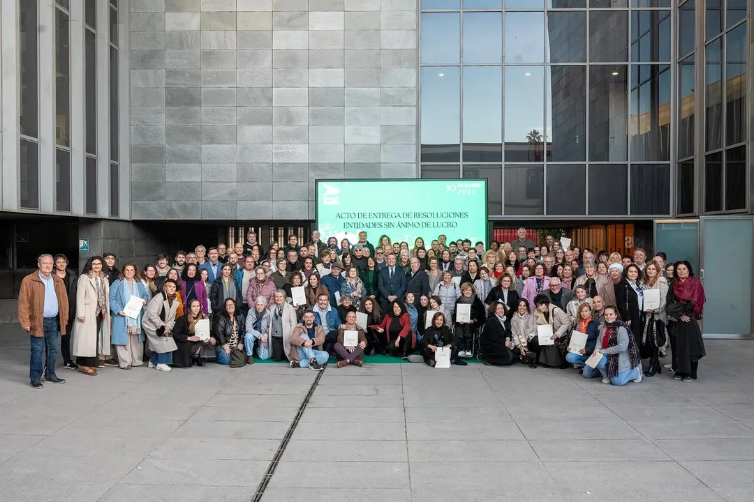  Foto de familia de la entrega de la tercera convocatoria ayudas. | Diputaci&oacute;n 