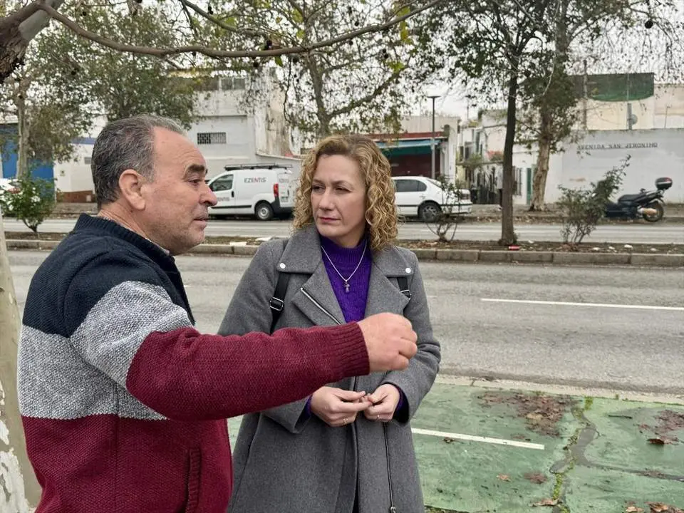  Susana Hornillo conversa con un vecino de la Bachillera - ARCHIVO 